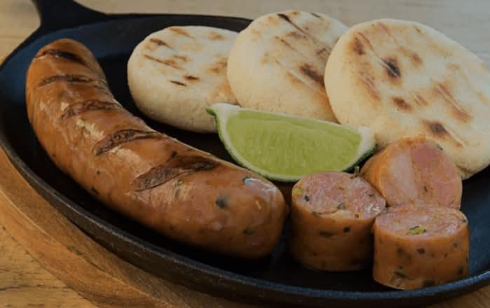 Chorizo Artesanal con Arepa de Queso